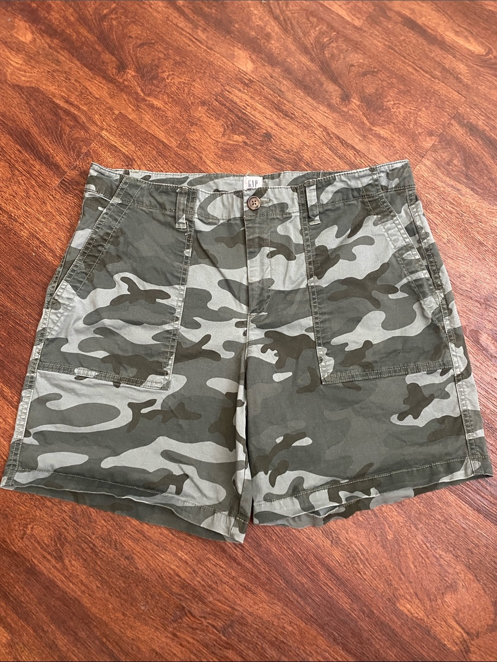 GAP women’s camo girlfriend shorts!!!
